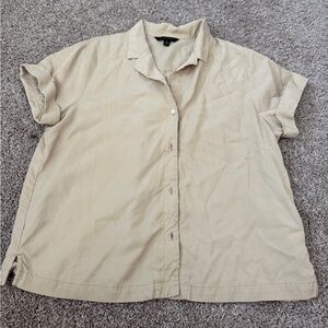 Banana Republic Beige Short Sleeve Collared Button Shirt